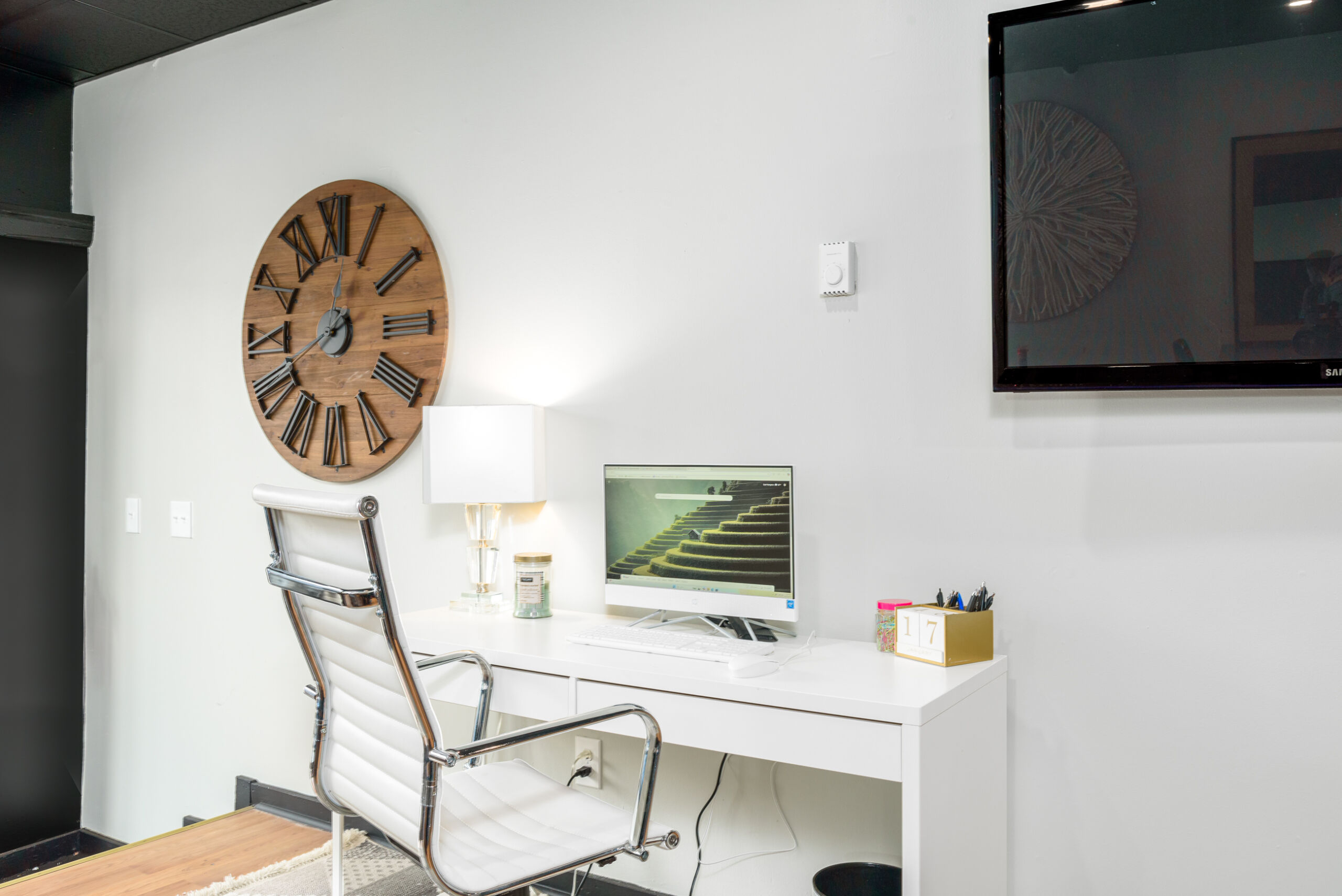 Executive Commercial & Business Brokerage Office